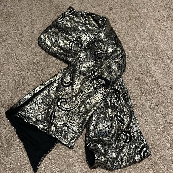 Beautiful lot of designer scarfs selling as a bundle - Picture 6 of 17